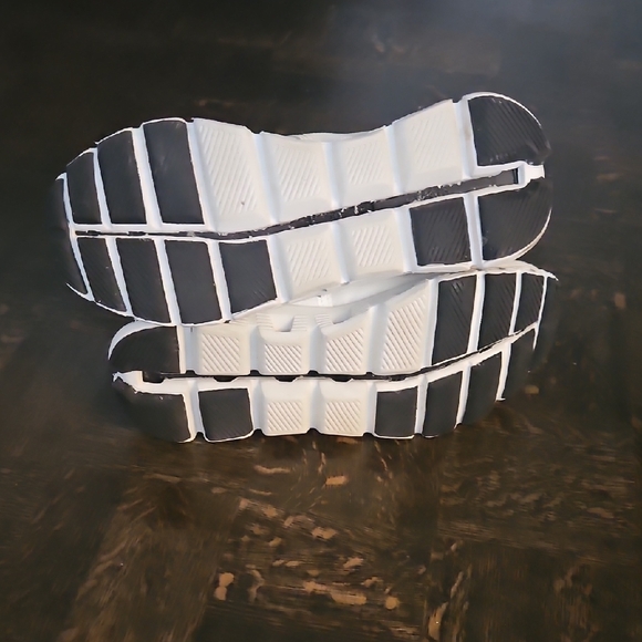 On Running White and Black Sneakers - Picture 6 of 9